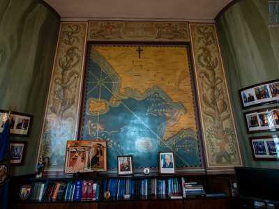Le pareti sono riempite da disegni raffiguranti antiche mappe geografiche, sulle colonne campeggiano le foto di tutti i generali che si sono susseguiti nel tempo...
